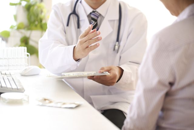 診察を行う医師