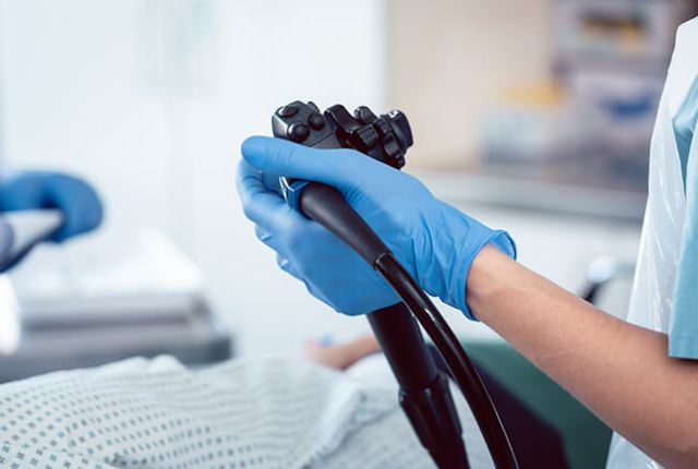 胃カメラを持つスタッフ