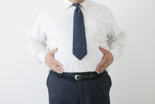 メタボ体型のスーツ男性