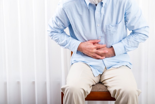 お腹が痛い男性